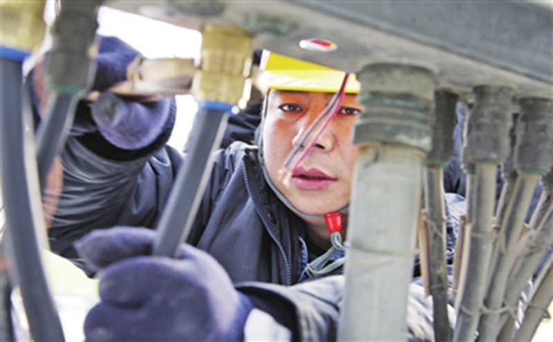 儀表工在檢查儀表伴熱 儀表工在檢查儀表伴熱