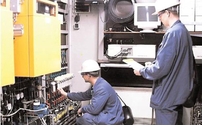 儀表工在現場進行儀表維修-http://www.zyswsm.com/tech/1194.html