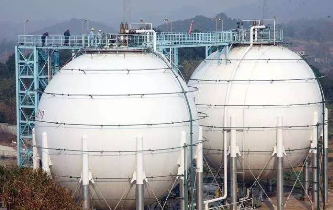 儀表工在進(jìn)行罐頂儀表巡檢 儀表工在進(jìn)行罐頂儀表巡檢