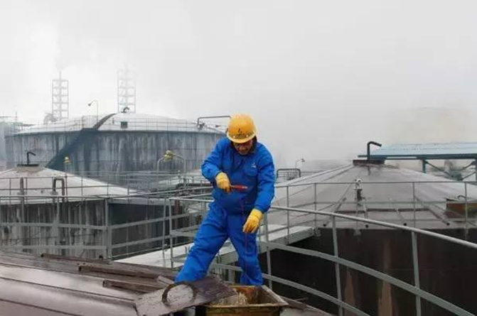 儀表工人在酸罐頂部取硫酸樣 儀表工人在酸罐頂部取硫酸樣