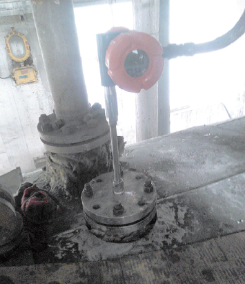 安裝在現(xiàn)場(chǎng)的磁致伸縮液位計(jì) 安裝在現(xiàn)場(chǎng)的磁致伸縮液位計(jì)