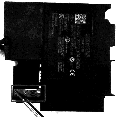 拔出西門子CPU上的金屬滑動片 拔出西門子CPU上的金屬滑動片