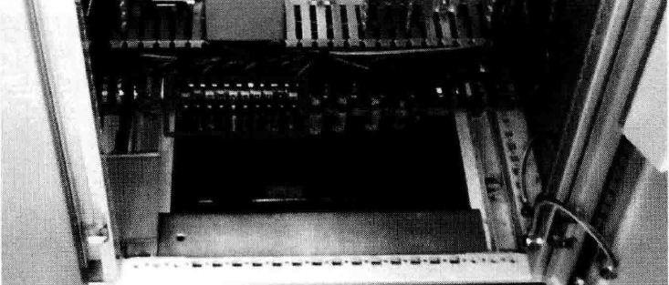 屏蔽層通過電纜夾卡在柜內接地排上 屏蔽層通過電纜夾卡在柜內接地排上