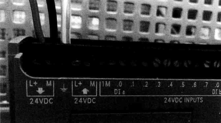 S7-1200 PLC系統的直流供電及接地 S7-1200 PLC系統的直流供電及接地