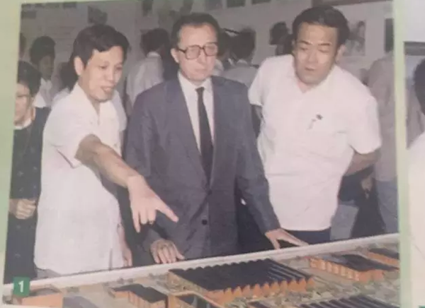 歐共體主席雅克·德洛爾訪問(wèn)西安儀表廠 歐共體主席雅克·德洛爾訪問(wèn)西安儀表廠