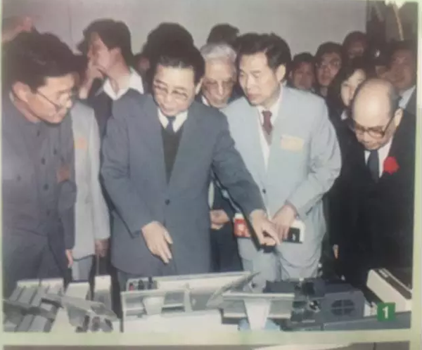 李鵬委員長(zhǎng)參觀西安儀表廠產(chǎn)品 李鵬委員長(zhǎng)參觀西安儀表廠產(chǎn)品