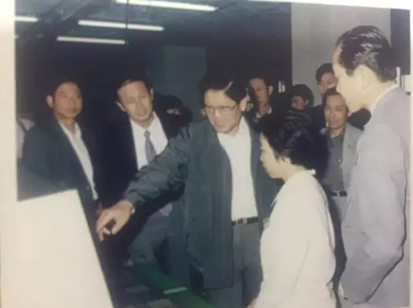 原國(guó)務(wù)委員李鐵映參觀西儀集團(tuán) 原國(guó)務(wù)委員李鐵映參觀西儀集團(tuán)