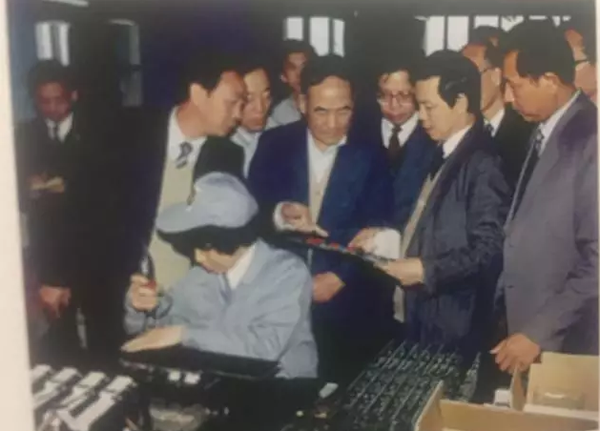 原機(jī)械工業(yè)部部長(zhǎng)何光遠(yuǎn)參觀西儀集團(tuán)產(chǎn)品 原機(jī)械工業(yè)部部長(zhǎng)何光遠(yuǎn)參觀西儀集團(tuán)產(chǎn)品