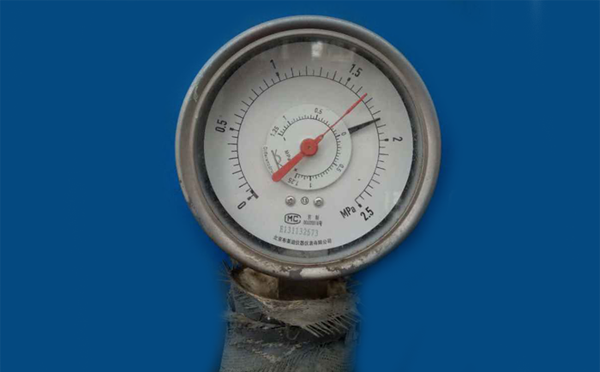 網友提供的雙針壓力表照片 網友提供的雙針壓力表照片