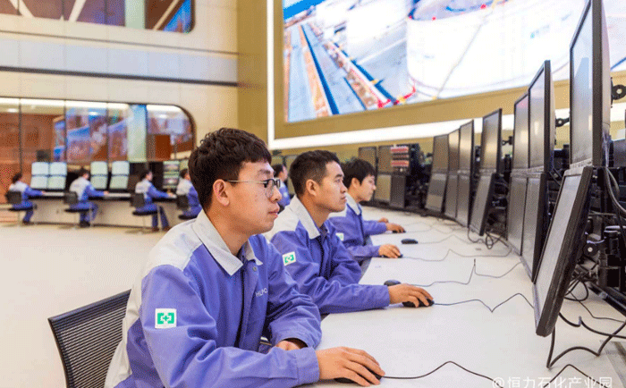 恒力2000萬噸/年煉化一體化項目中控室工作人員 恒力2000萬噸/年煉化一體化項目中控室工作人員