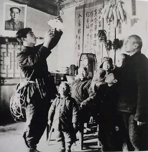 新中國成立時的電工在換燈泡 新中國成立時的電工在換燈泡