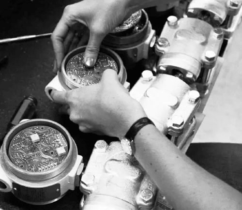 早期人工裝配的1151型壓力變送器 早期人工裝配的1151型壓力變送器