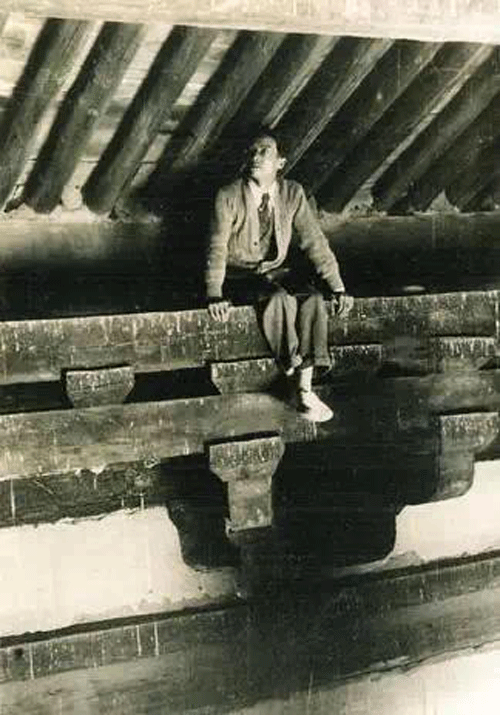 在屋頂休息的梁思成 在屋頂休息的梁思成