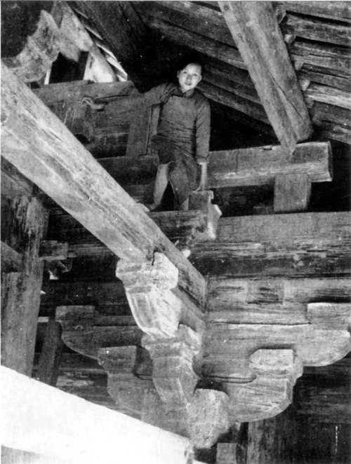 在屋頂測(cè)繪的林徽因 在屋頂測(cè)繪的林徽因