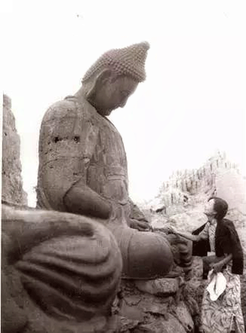 林徽因在測(cè)繪佛像尺寸 林徽因在測(cè)繪佛像尺寸