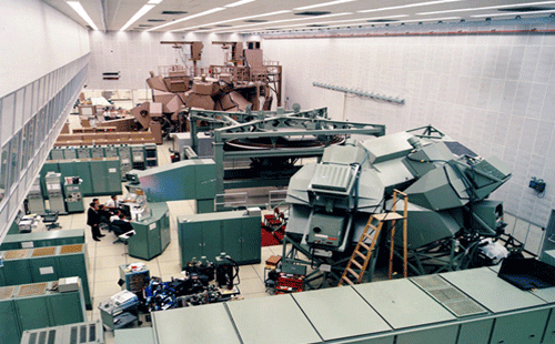 前部的是登月艙模擬器，后部的是指令艙模擬器