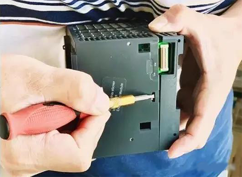 打開Modicon M262施耐德PLC外殼 打開Modicon M262施耐德PLC外殼