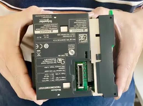 分開Modicon M262底蓋和上蓋 分開Modicon M262底蓋和上蓋