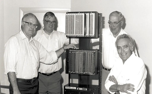 迪克·莫利先生和他的技術(shù)團隊 迪克·莫利先生和他的技術(shù)團隊