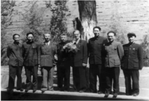 一機部副局長、李慕愚、張協和羅鳳奇與蘇聯專家合影 一機部副局長、李慕愚、張協和羅鳳奇與蘇聯專家合影