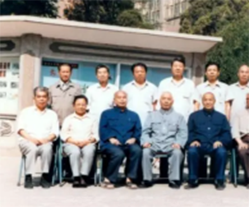 李慕愚與其他廠領導合影 李慕愚與其他廠領導合影