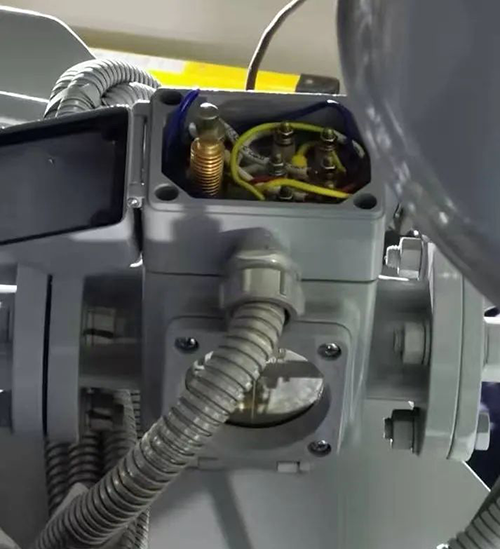 瓦斯繼電器接線盒以及左側(cè)的測試頂針 瓦斯繼電器接線盒以及左側(cè)的測試頂針